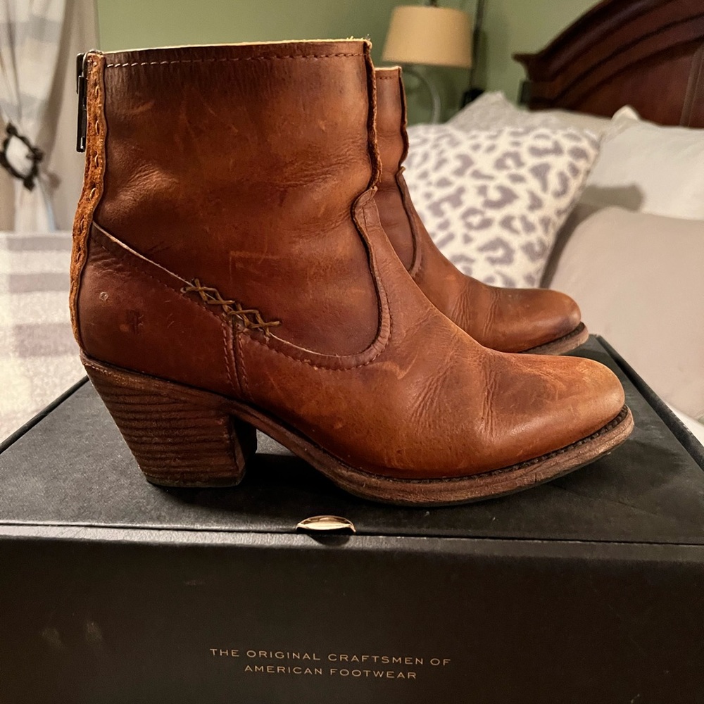 Frye NIB worn 1x Leslie Artisan short size 9